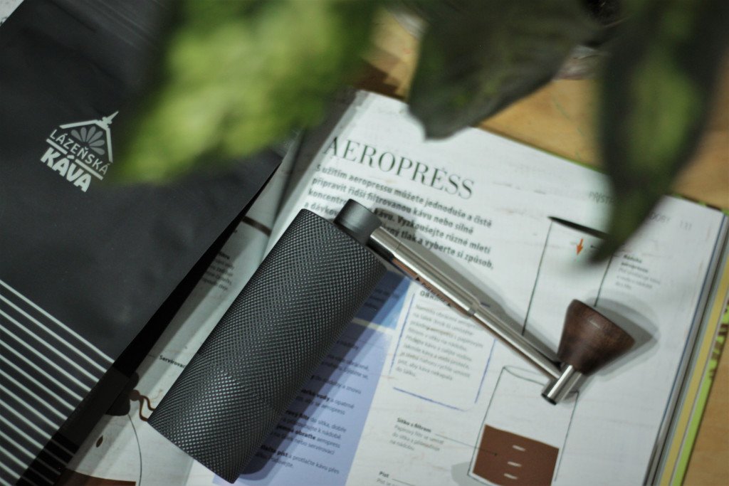 AeroPress Premium Handmatige Koffiemolen - Draagbare Reismolen Met Titanium-Gecoate Conische Maalschijven, 60 Maalinstellingen Voor Espresso, French Press & Perfecte Koffie Onderweg