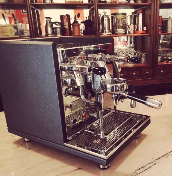 Aparat za kavu ECM Synchronika, antracit sa strane na pultu kafića