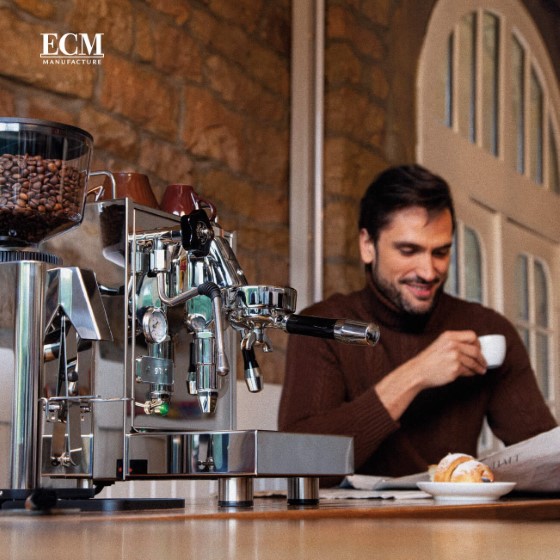 Máy pha cà phê gia đình ECM Classica PID bên cạnh máy xay