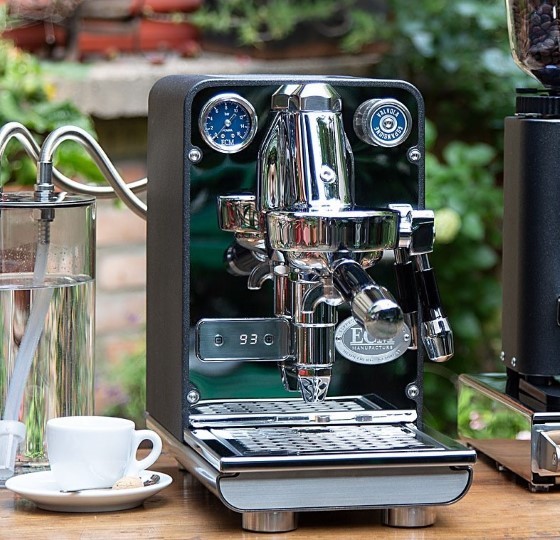 ECM Puristika PID aparat za kavu, antracit na pultu sa šalicom kave