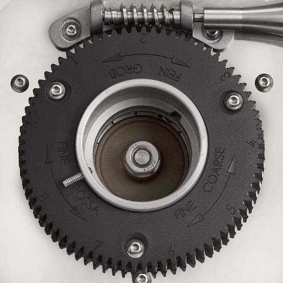 ECM S-Automatik 64 Kaffismaschinn am Detail vun der Schleifgroufstellung