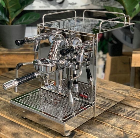 Máy pha cà phê ECM Mechanika IV Profi để sử dụng tại nhà trên quầy bếp