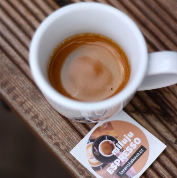 Káva z kávovaru na espresso