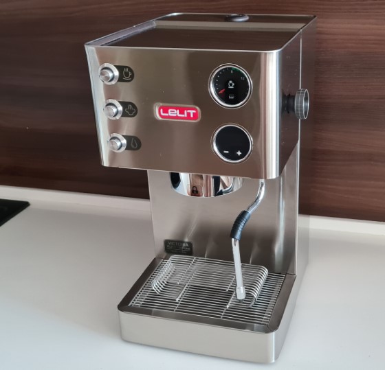 srebrni domaći aparat za kavu Lelit Victoria