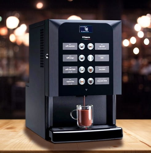 Máy pha cà phê tự động Saeco Iperautomatica với một tách cà phê