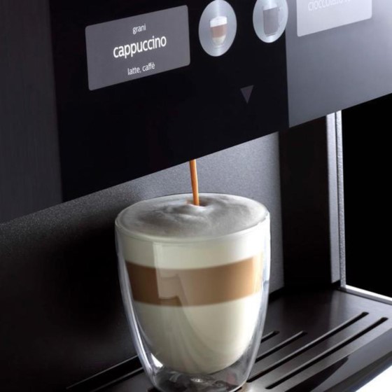 Šalica kave pripremljena u aparatu za kavu Saeco Iperautomatica