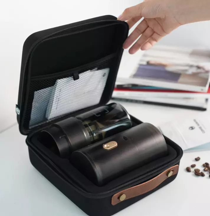 Černý cestovní překapávač s mlýnkem na kávu Timemore Advanced 123 Go v kufříku.