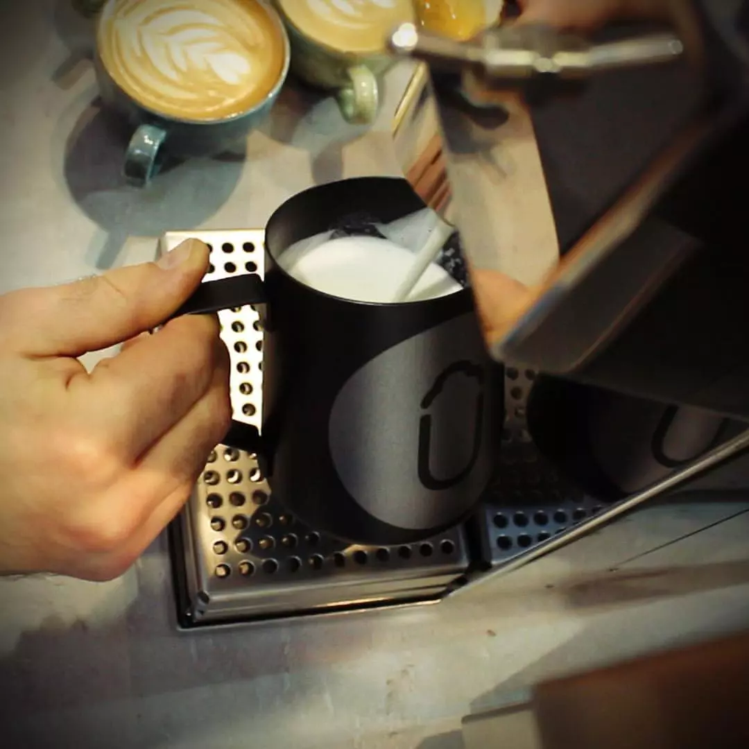 Übermilk One Top pro přípravu kvalitní mikropěny na latte art.